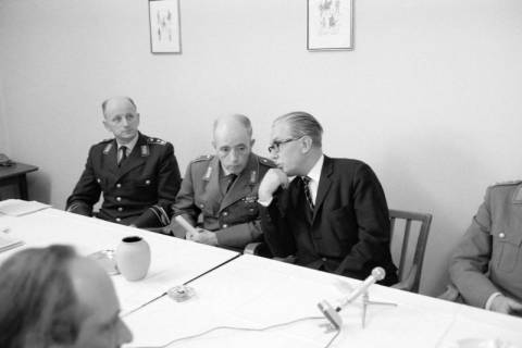 ARH NL Dierssen 1437/0002, Pressekonferenz zum Schießunglück auf dem Truppenübungsplatz Bergen-Hohne am 9. April 1964, Münster, 1964