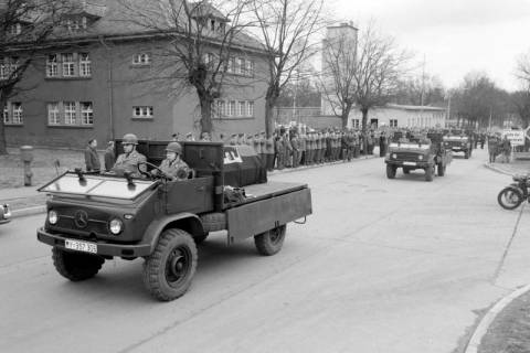 ARH NL Dierssen 1438/0018, Trauerfeier nach dem Schießunglück auf dem Truppenübungsplatz Bergen-Hohne am 9. April 1964, Münster, 1964