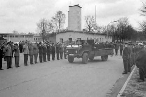 ARH NL Dierssen 1438/0019, Trauerfeier nach dem Schießunglück auf dem Truppenübungsplatz Bergen-Hohne am 9. April 1964, Münster, 1964