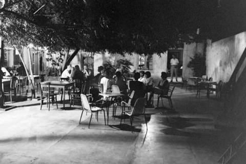 ARH NL Dierssen 1452/0001, Abends in der Dorfkneipe, La Caletta, 1964