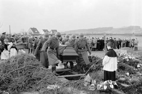 ARH NL Dierssen 1477/0008, Beisetzung des Soldaten Arnoldi, Schwelm, zwischen 1964/1965