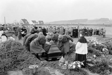 ARH NL Dierssen 1477/0013, Beisetzung des Soldaten Arnoldi, Schwelm, zwischen 1964/1965