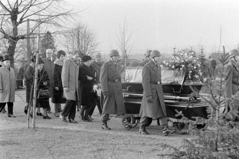 ARH NL Dierssen 1478/0009, Beisetzung des Soldaten Arnoldi, Schwelm, zwischen 1964/1965