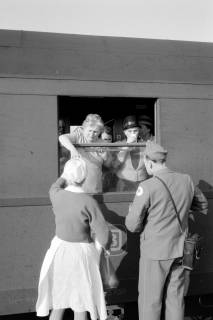 ARH NL Dierssen 1489/0012, DRK betreut Rentner aus der DDR am Zug, Hannover, 1965