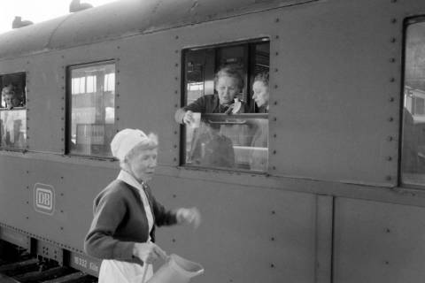 ARH NL Dierssen 1490/0006, DRK betreut Rentner aus der DDR am Zug, Hannover, 1965