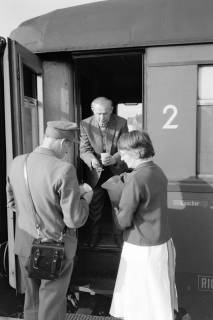 ARH NL Dierssen 1490/0007, DRK betreut Rentner aus der DDR am Zug, Hannover, 1965