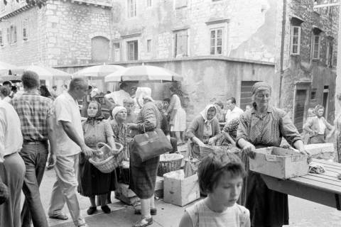 ARH NL Dierssen 1503/0028, Markt, Korcula, 1965