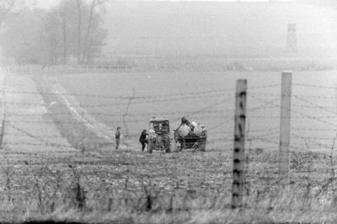 ARH NL Dierssen 1522/0018, DDR-Unkrautbekämpfung am Stacheldraht, 1966