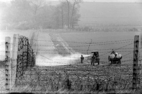 ARH NL Dierssen 1523/0002, DDR-Unkrautbekämpfung am Stacheldraht, 1966