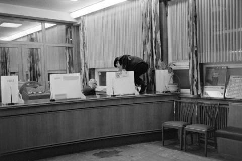 ARH NL Dierssen 1541/0007, Rekonstruktion eines Überfalls auf die Volksbank, Bad Oeynhausen, 1966