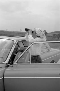 ARH NL Dierssen 1543/0023, Elly Dierssen mit Fernglas, Kleinsassen, 1966