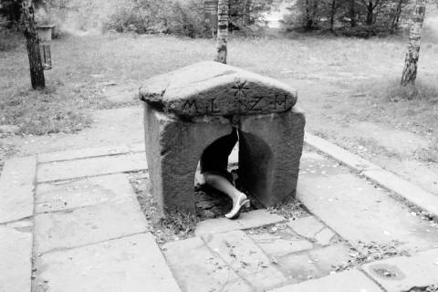 ARH NL Dierssen 1543/0030, Das Nadelöhr bei Friedewald (Hessen) mit Elly Dierssen, 1966