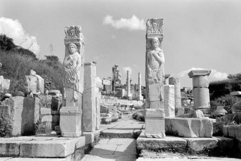 ARH NL Dierssen 1560/0011, Heraklestor am Ende der Kuretenstraße in Ephesos, Selçuk, 1967