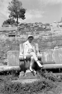 ARH NL Dierssen 1561/0006, Elly Dierssen im Theater von Priene, 1967