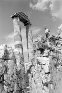 ARH NL Dierssen 1562/0009, Säulen des Apollon-Tempels von Didyma, Didim, 1967