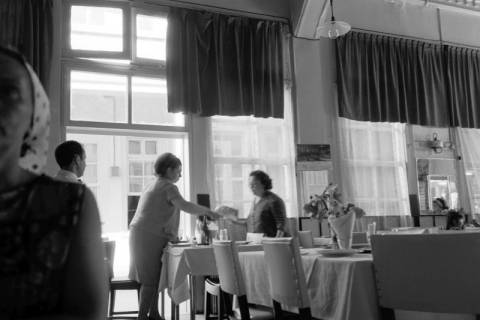 ARH NL Dierssen 1565/0010, Inennraum einer Gaststätte, Izmir?, 1967