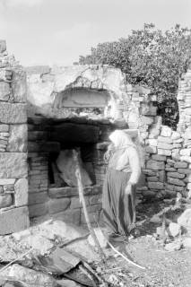 ARH NL Dierssen 1567/0021, Frau an Backofen, Sifne, 1967