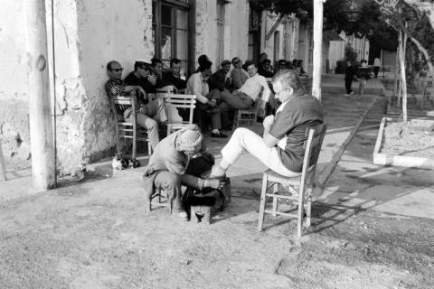 ARH NL Dierssen 1568/0006, Gerhard Dierssen und ein Schuhputzer, Çesme, 1967
