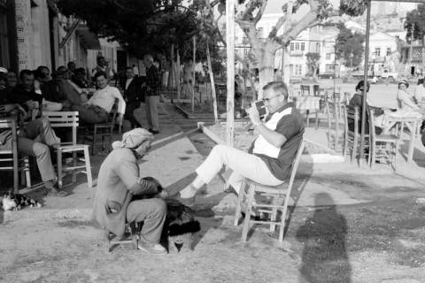 ARH NL Dierssen 1568/0007, Gerhard Dierssen filmt einen Schuhputzer, Çesme, 1967