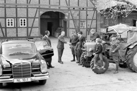 ARH NL Dierssen 1571/0001, Landwirtschaftsminister Wilfried Hasselmann (2. v. l.) und eine Personengruppe, Nienhof, 1967