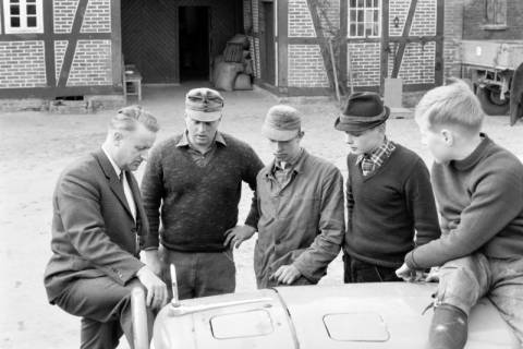 ARH NL Dierssen 1571/0003, Landwirtschaftsminister Wilfried Hasselmann (links) und eine Personengruppe, Nienhof, 1967