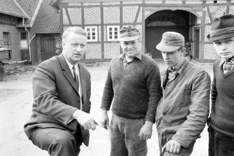 ARH NL Dierssen 1571/0005, Landwirtschaftsminister Wilfried Hasselmann (links) und eine Personengruppe, Nienhof, 1967