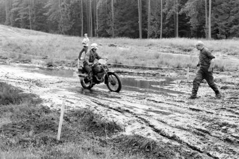 ARH NL Dierssen 1575/0003, Harz-Heide-Fahrt für Motorräder, Truppenübungsplatz Munster, 1967