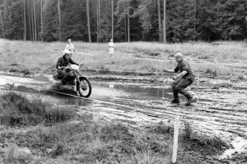 ARH NL Dierssen 1575/0004, Harz-Heide-Fahrt für Motorräder, Truppenübungsplatz Munster, 1967