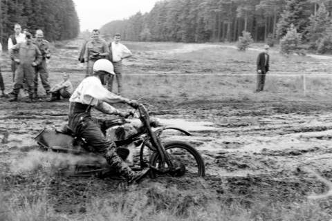 ARH NL Dierssen 1575/0005, Harz-Heide-Fahrt für Motorräder, Truppenübungsplatz Munster, 1967