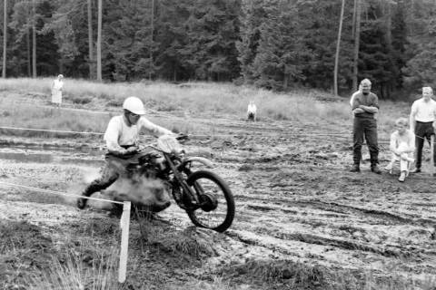 ARH NL Dierssen 1575/0006, Harz-Heide-Fahrt für Motorräder, Truppenübungsplatz Munster, 1967