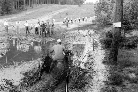 ARH NL Dierssen 1575/0008, Harz-Heide-Fahrt für Motorräder, Truppenübungsplatz Munster, 1967