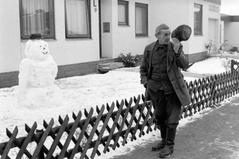 ARH NL Dierssen 1586/0002, Schneemann und Lautsprecher, Hannover, 1967