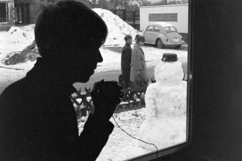 ARH NL Dierssen 1586/0004, Schneemann und Lautsprecher, Hannover, 1967