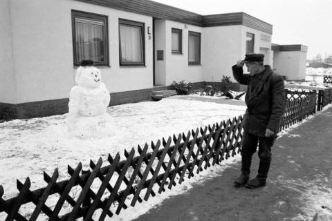 ARH NL Dierssen 1586/0005, Schneemann und Lautsprecher, Hannover, 1967
