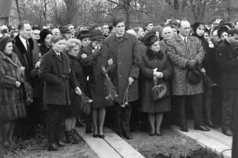 ARH NL Dierssen 1590/0016, Beisetzung nach dem Sprengstoffunglück in der Grube Lengede-Broistedt, 1968