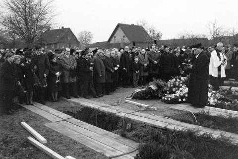 ARH NL Dierssen 1590/0019, Beisetzung nach dem Sprengstoffunglück in der Grube Lengede-Broistedt, 1968