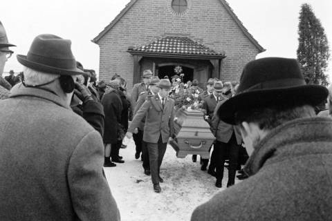 ARH NL Dierssen 1603/0001, Beisetzung von Arthur Schäfer ("Ein Mann starb auf der Straße"), Koldingen, 1969