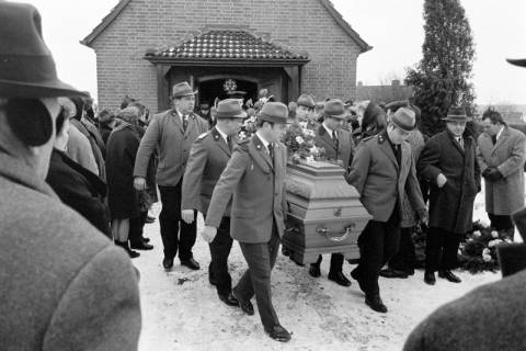 ARH NL Dierssen 1603/0002, Beisetzung von Arthur Schäfer ("Ein Mann starb auf der Straße"), Koldingen, 1969