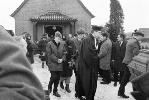 ARH NL Dierssen 1603/0003, Beisetzung von Arthur Schäfer ("Ein Mann starb auf der Straße"), Koldingen, 1969