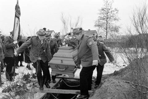 ARH NL Dierssen 1603/0006, Beisetzung von Arthur Schäfer ("Ein Mann starb auf der Straße"), Koldingen, 1969