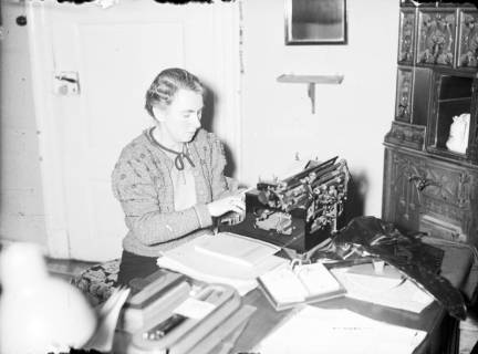 ARH NL Dierssen G 55, Mutter von Dierssen an einer Schreibmaschine (Blitz-Testbild), 1949