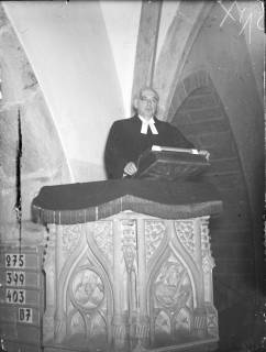 ARH NL Dierssen G 121, Superintendent Grimm auf der Kanzel in der St. Andreas Kirche, Springe, 1949