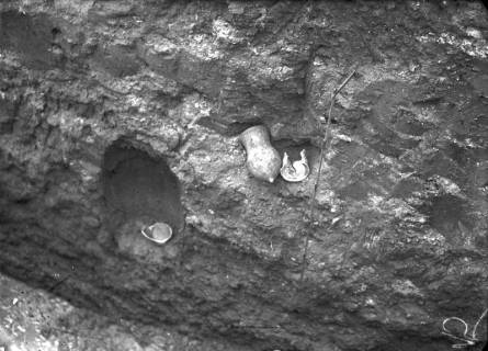 ARH NL Dierssen G 128, Tonvase bei einer Ausgrabung an der Kirche, Springe, 1949