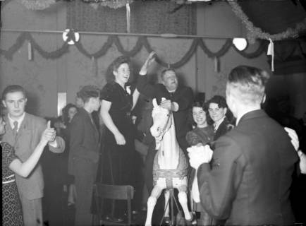 ARH NL Dierssen G 139, Feier des Reiterverein im Saal des Ratskellers, Springe, 1949