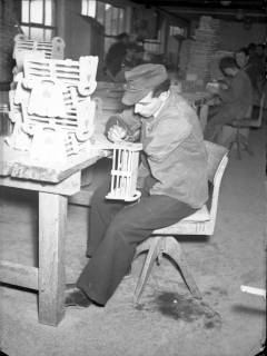 ARH NL Dierssen G 148, Kriegsbeschädigte basteln Spielzeug bei Casala, Lauenau, 1949