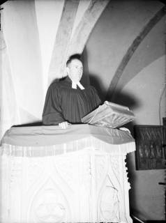 ARH NL Dierssen G 156, Superintendent Kreuzig auf der Kanzel in der St. Andreas Kirche, Springe, 1949