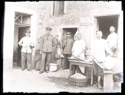ARH NL Kageler 30, 1. Weltkrieg, Soldaten vor einer Schlachterei? / Truppenküche?, Frankreich, zwischen 1914/1918