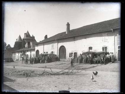 ARH NL Kageler 35, 1. Weltkrieg, Soldaten vor einem Hofgebäude, Frankreich, zwischen 1914/1918