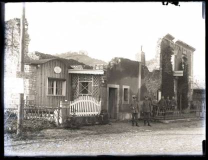 ARH NL Kageler 37, 1. Weltkrieg, Soldaten vor einer Kommandantur, Frankreich, zwischen 1914/1918