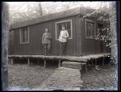 ARH NL Kageler 38, 1. Weltkrieg, Soldaten vor einer Unterkunft, Frankreich, zwischen 1914/1918